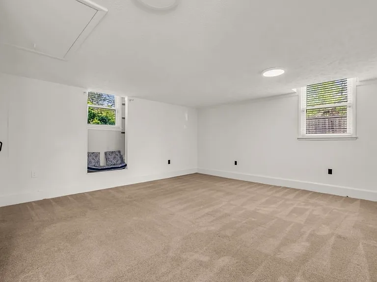 138 Carriage Dr — Photo 12