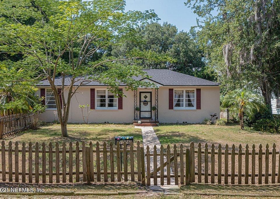 1st image of 1526 River Hills Cir W