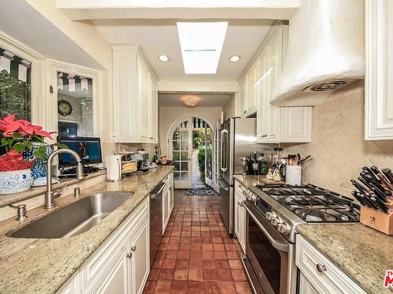 1367 N Beverly Dr — Photo 18