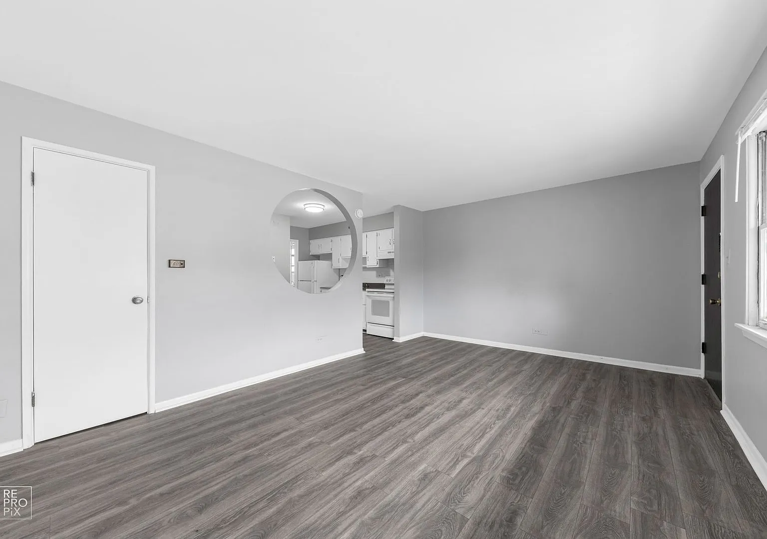 One Bedroom Apartment - Great Location! — Photo 3
