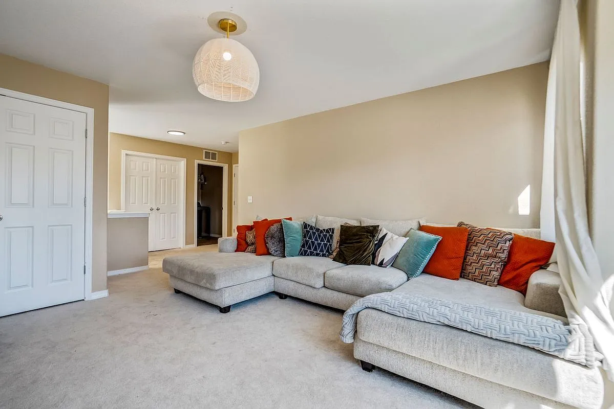3 bed, 3.0 bath, 2266 sqft, $2,600 — Photo 2
