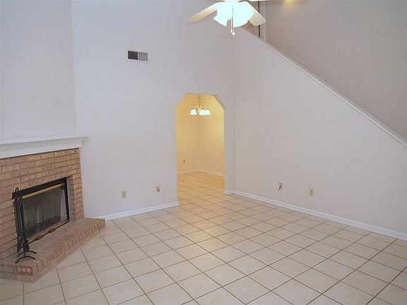3rd image of 433 Richview Park Cir W