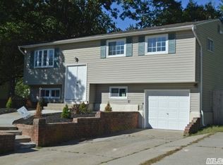 10 Biscayne Dr, Selden, NY 11784