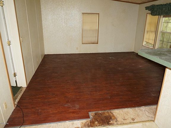 02) Dining Area