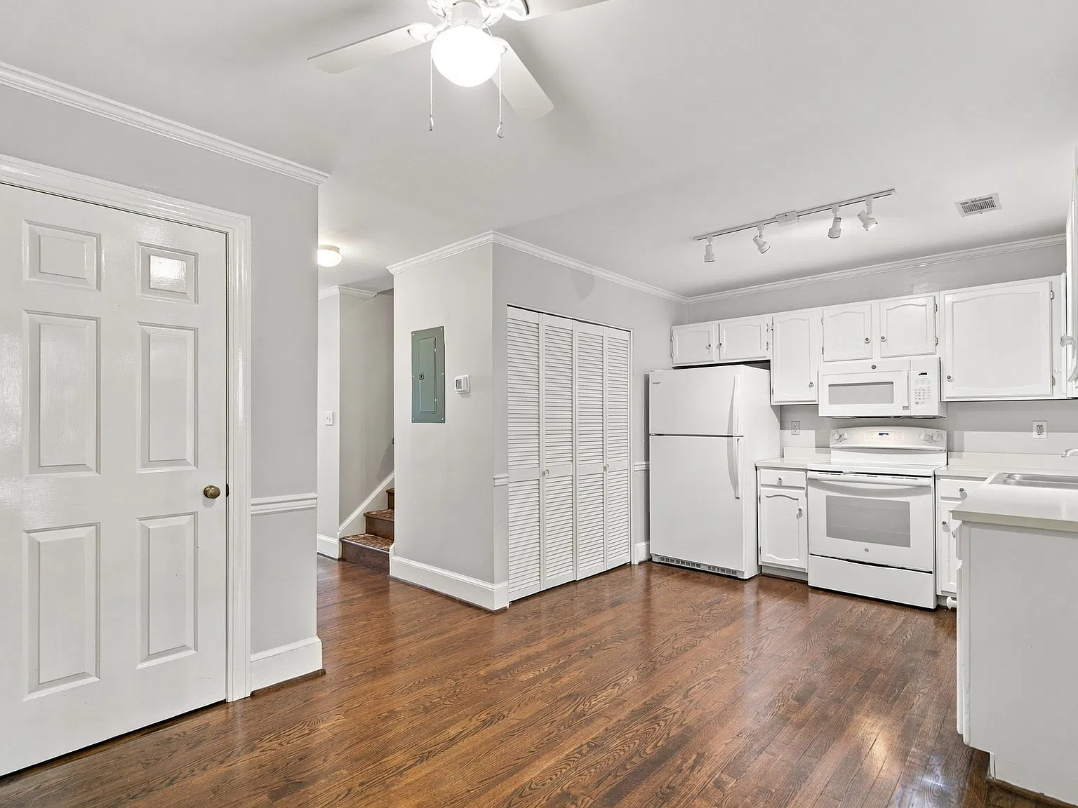 2 bed, 1.5 bath, 1080 sqft, $1,700 — Photo 3