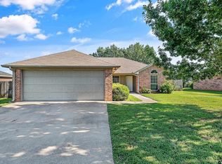 11281 Triple Crown Dr, Flint, TX 75762