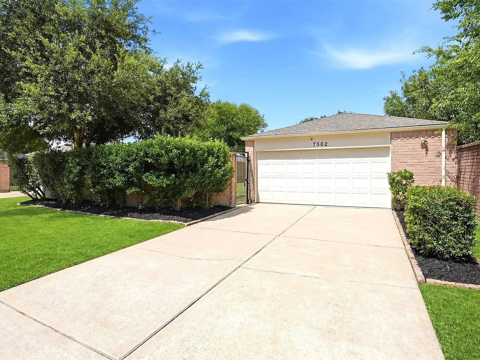 3 bed, 2.0 bath, 1750 sqft, $1,900 — Photo 2