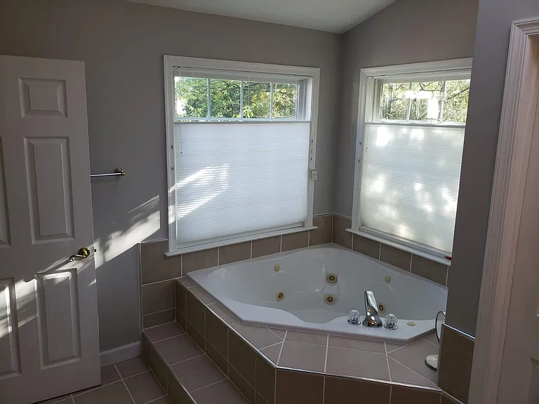 Master Bathroom - jacuzzi (upper level)