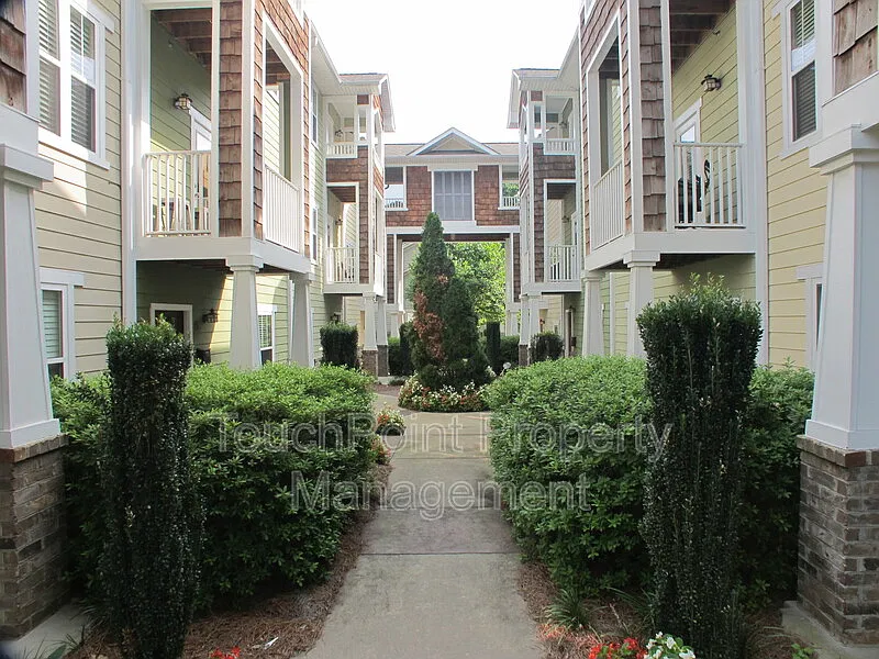 3 bed, 2.5 bath, 1641 sqft, $2,225 — Photo 2
