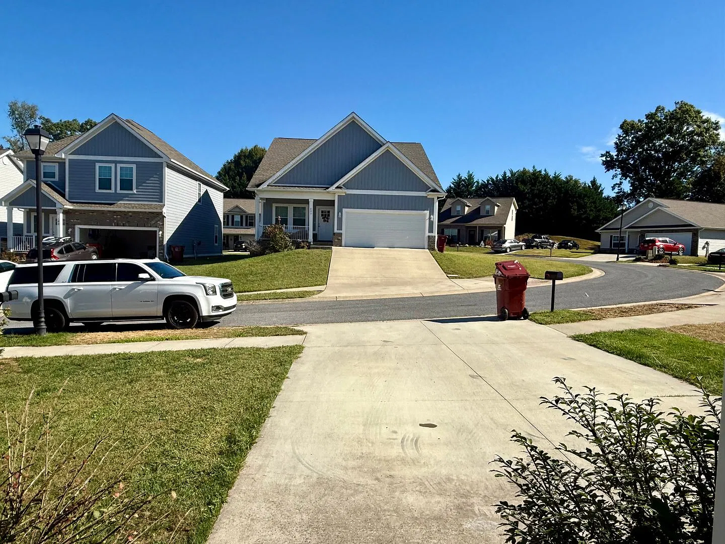 Spacious 3 Bedroom, 3.5bath in central Johnson City — Photo 4