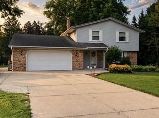 W360N7506 Thomas DRIVE, Oconomowoc, WI 53066