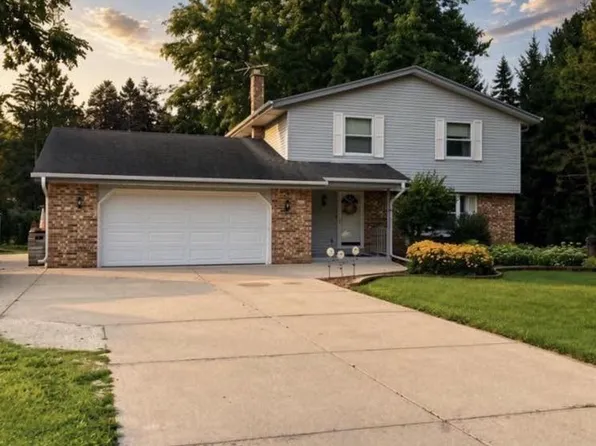 W360N7506 Thomas DRIVE, Oconomowoc, WI 53066