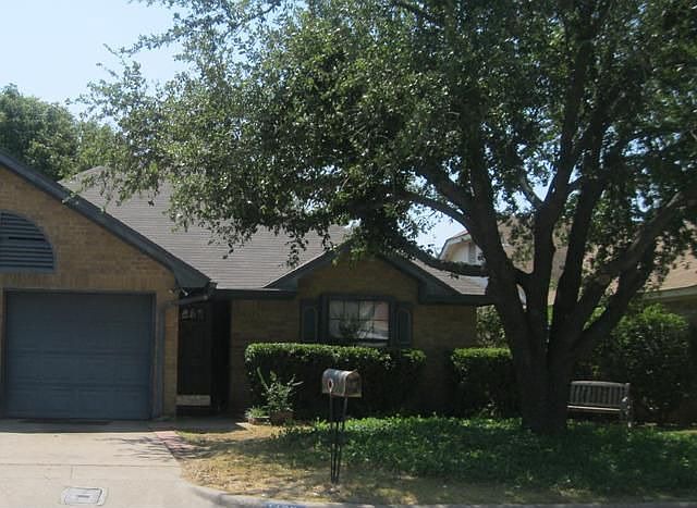 1st image of 1425 Lincolnshire Way