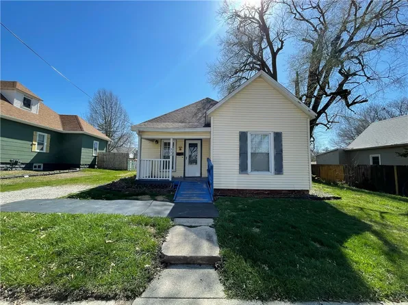 332 W Tyler Ave, Charleston, IL 61920