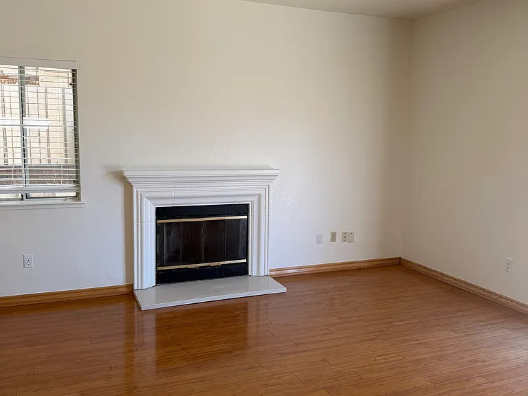 1147 Legend Cir — Photo 16