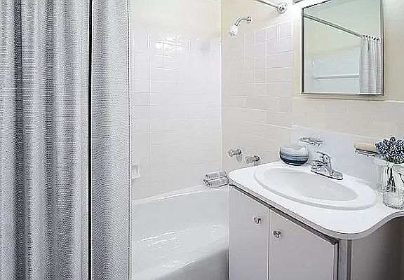 4th image of 300 E 90th St APT 3A