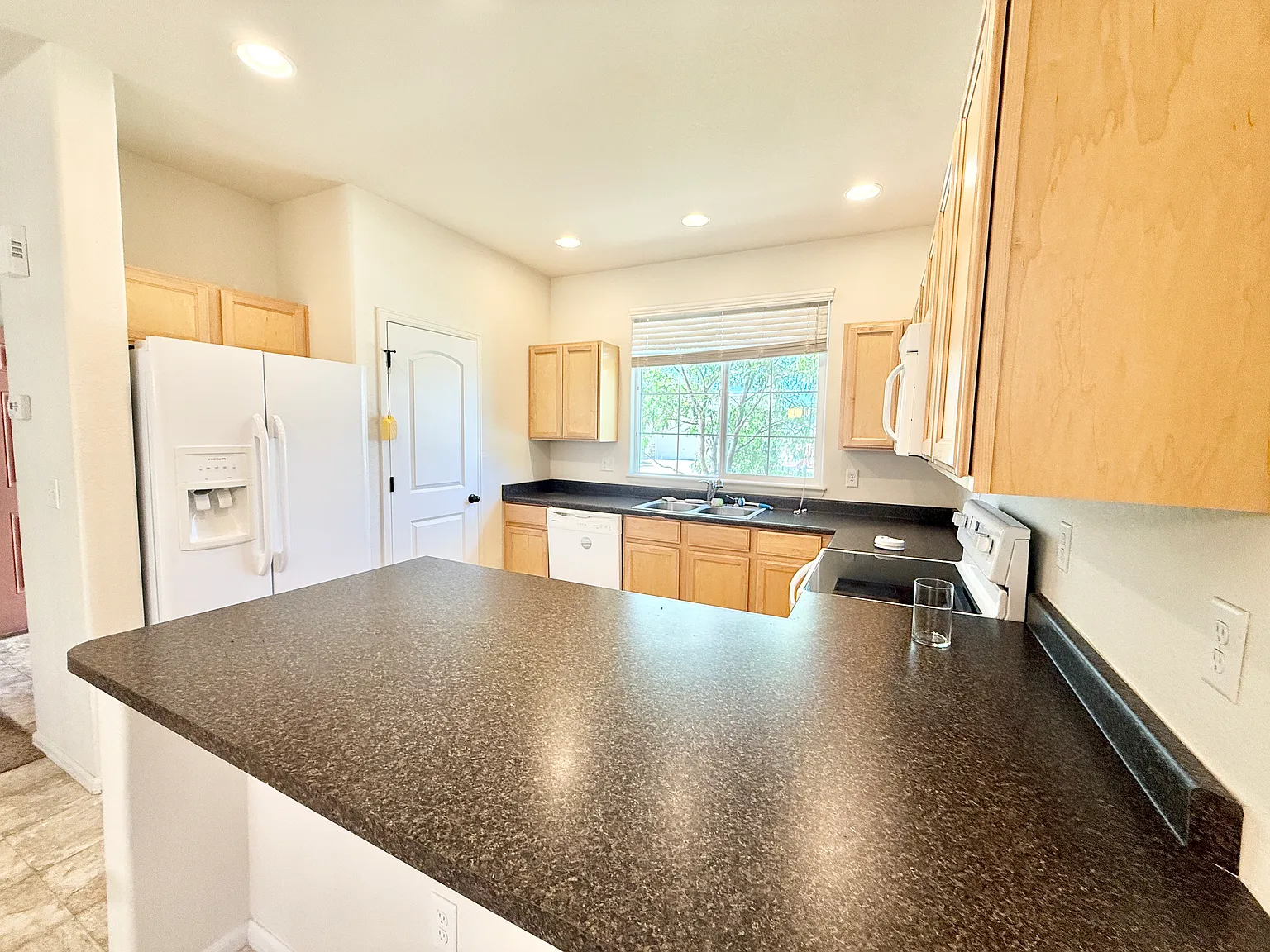 3 bed, 1961 sqft, $2,495 — Photo 3