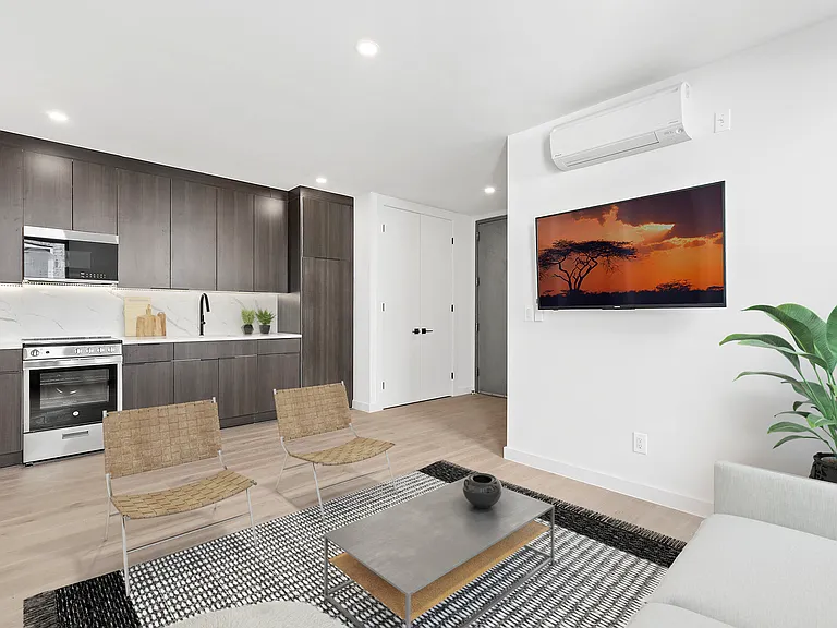 35-21 Crescent St #1B — Photo 3