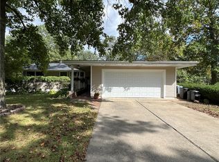 2320 Hawthorne Dr, Decatur, IL 62521