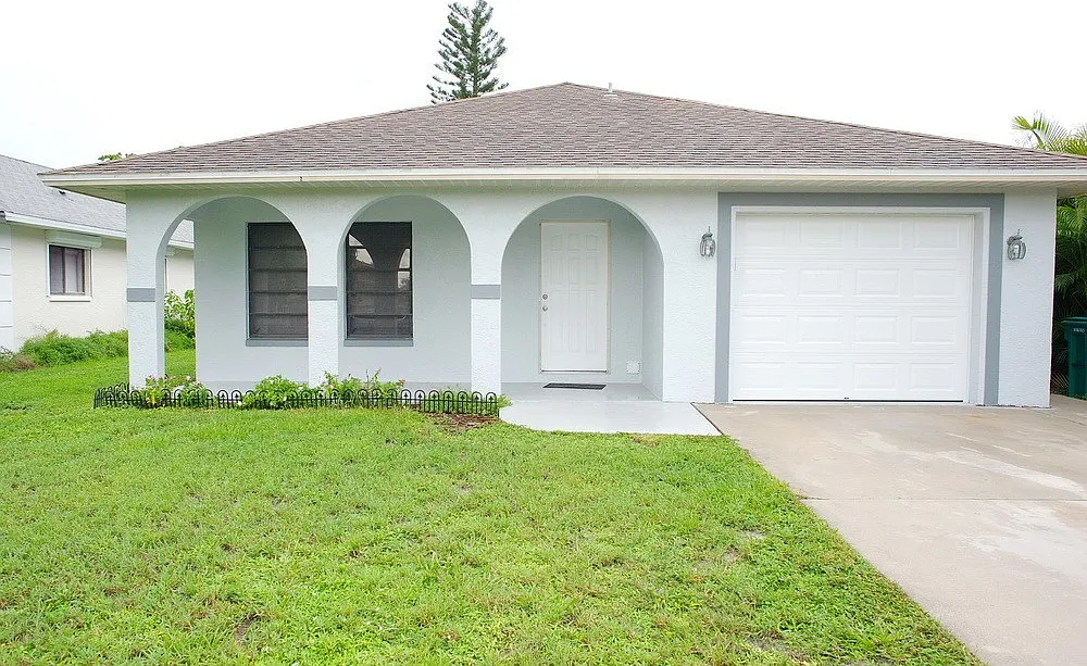 3 Bedroom Single Family Home w/ Garage - Annual Rental in Naples Park! — Photo 2