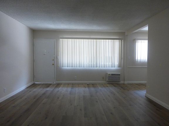 3rd image of 1622 Grismer Ave APT D