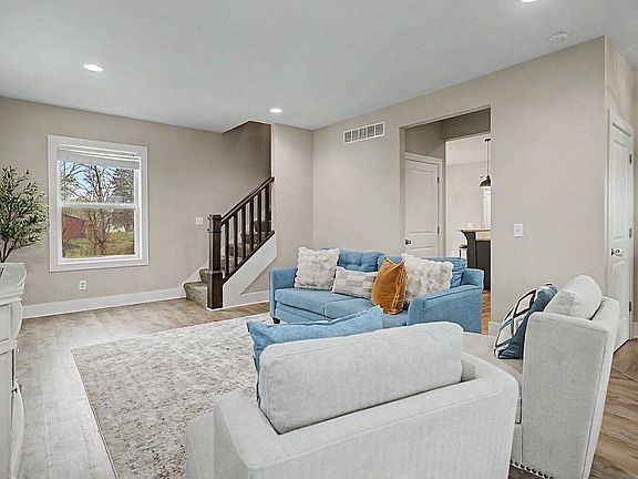 3rd image of 202 E Thorn Hill Ct