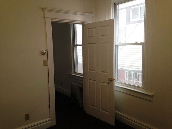 3rd image of 109 Crawford St