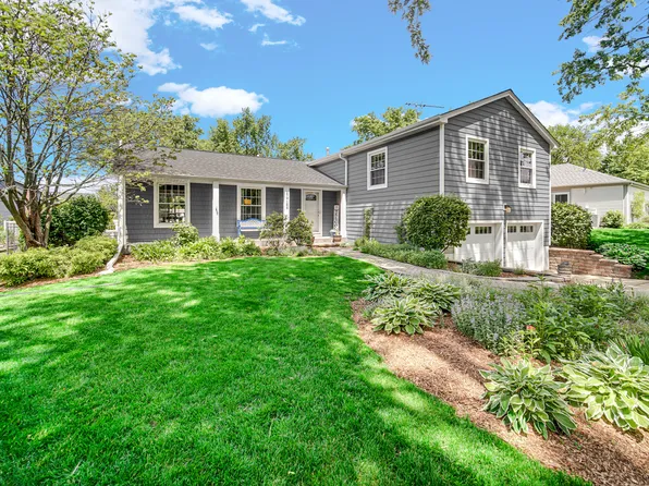 27W160 Oakwood St, Winfield, IL 60190