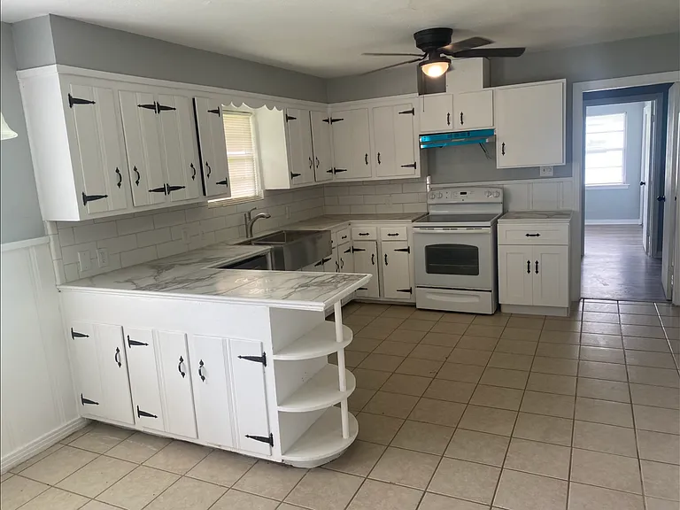 760 Parson Dr — Photo 2