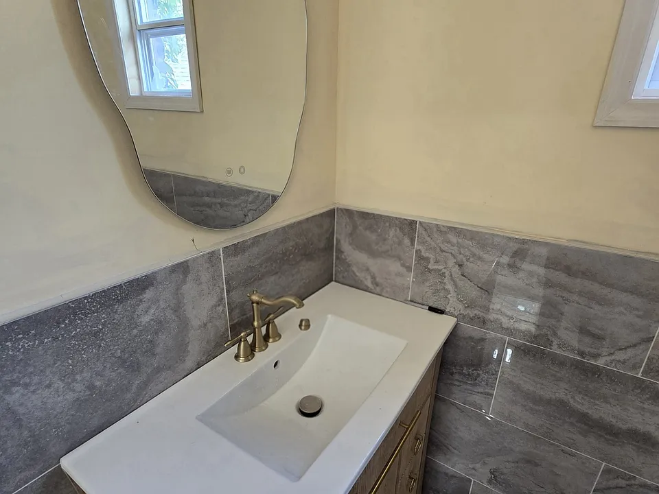 Bathroom sink and mirror