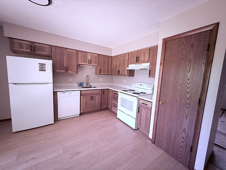 4052 Canterbury Dr — Photo 3