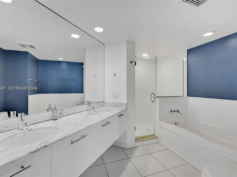 55 SE 6th St #2001 — Photo 9