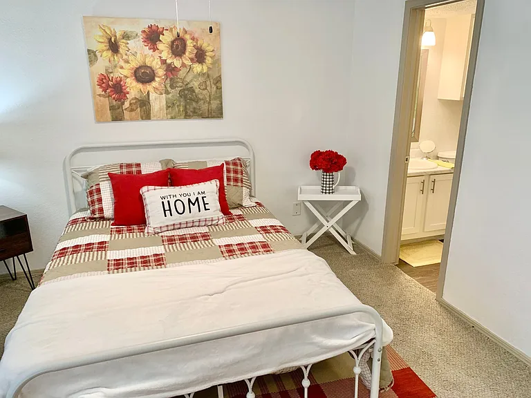 Quail Hollow Apartments — Photo 20