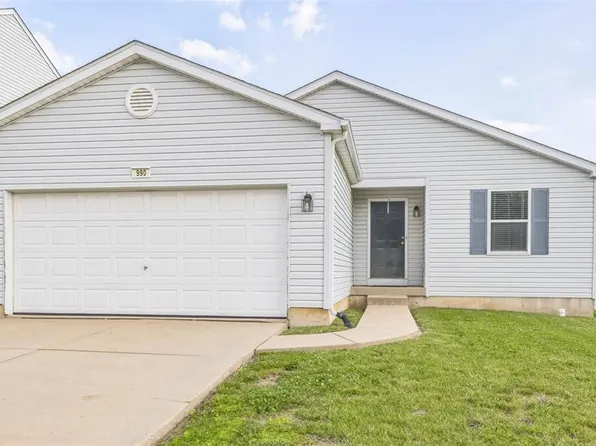 990 Koenig Dr, Godfrey, IL 62035