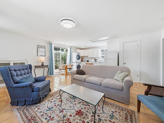 5th image of 206 E 9th Ave