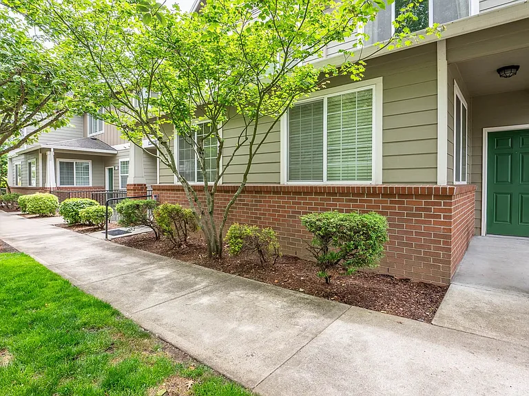 1497-1549 NE Market Dr — Photo 45