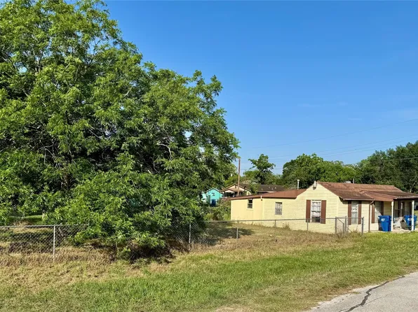 910 E E St, Eagle Lake, TX 77434