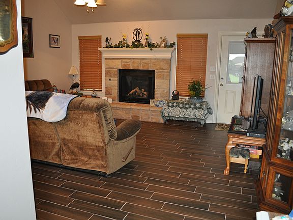5th image of 600 E Hillcrest Ln