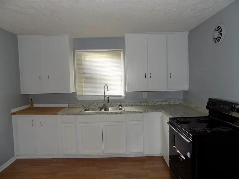 303 Lynn Ave — Photo 10