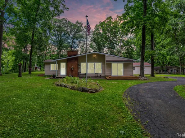 4864 Mohawk Ave, Clarkston, MI 48348