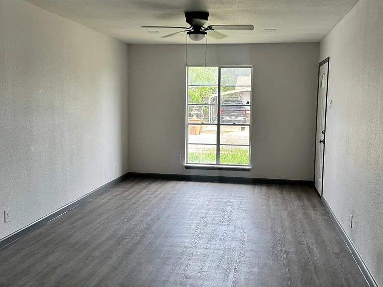 6129 Vincent Dr — Photo 3