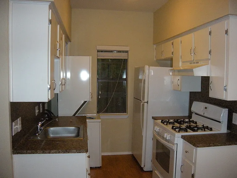 303 W 35th St #203 — Photo 6