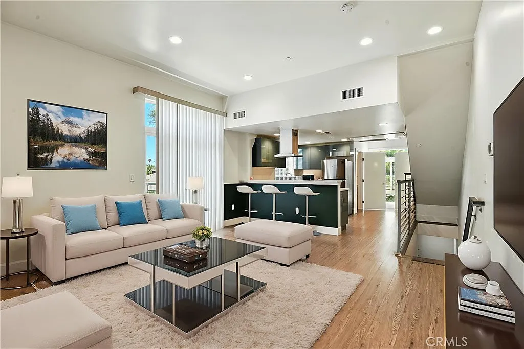 Building Photo - 4461 Tujunga Ave #101