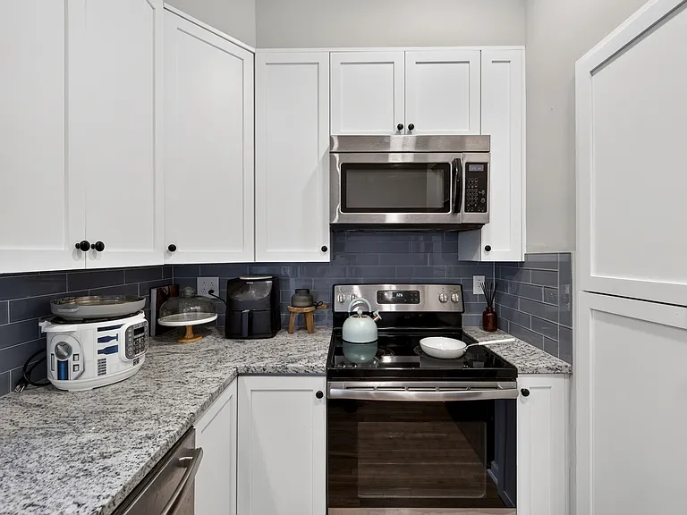 312 W 10th St #312 — Photo 37