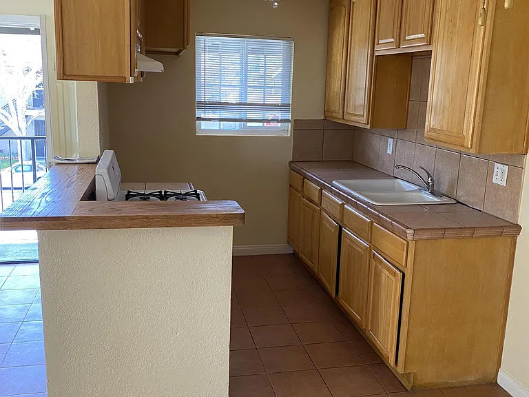 132 E Bay St #D — Photo 6