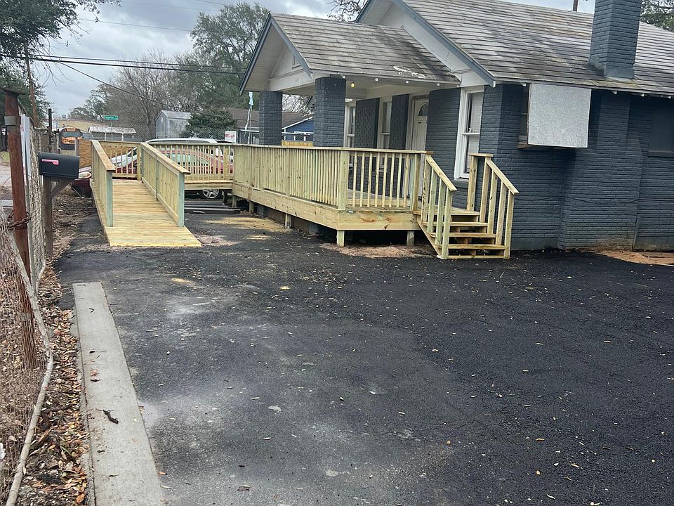 1st image of 440 E Crosstimbers St