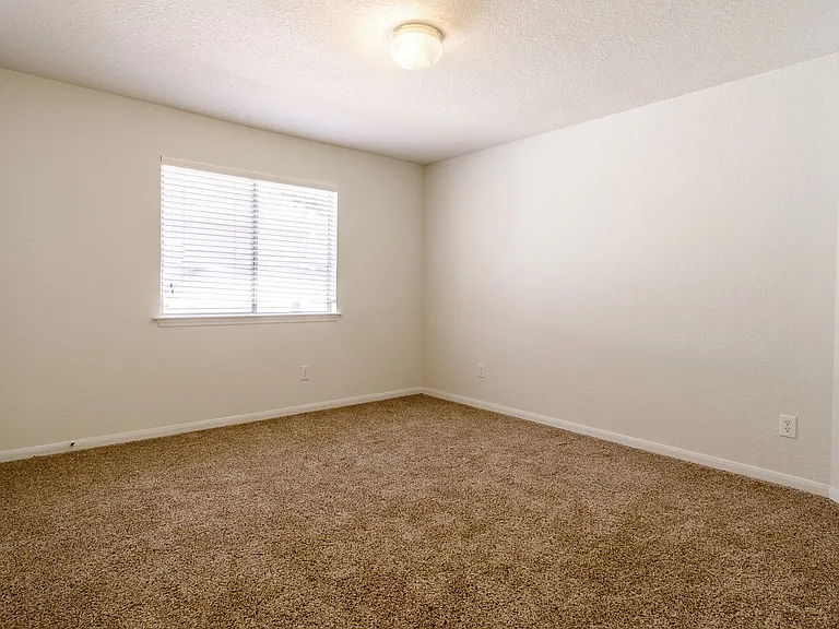 2918 Five Oaks Dr — Photo 18