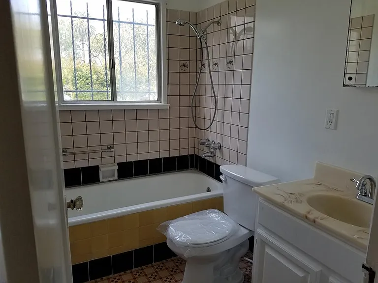 1147 S Victoria Ave — Photo 10