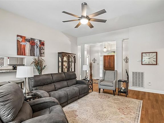 4th image of 43 Forest Green Dr