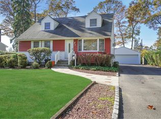 16 Apple Ln, Commack, NY 11725